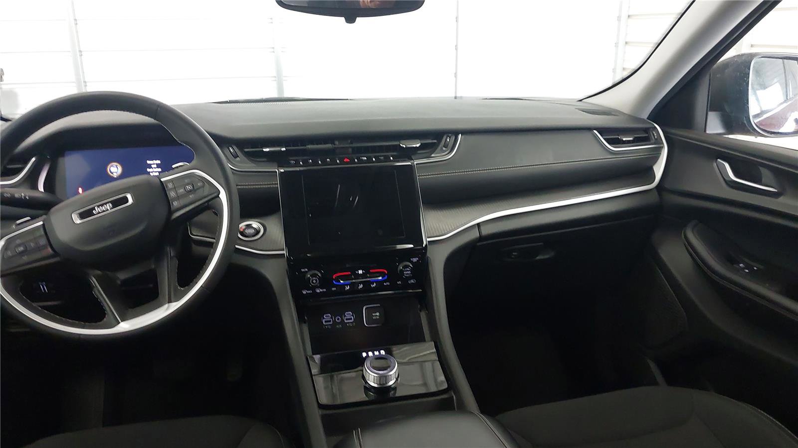 Used 2024 Jeep Grand Cherokee Laredo image 19