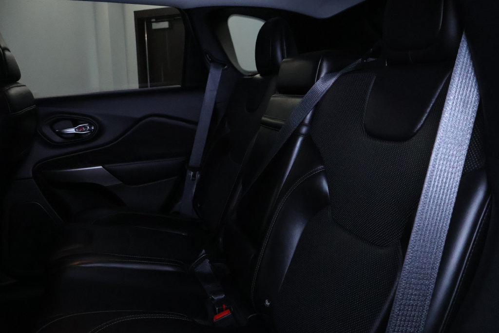 Used 2019 Jeep Cherokee Limited AWD/4WD image 17