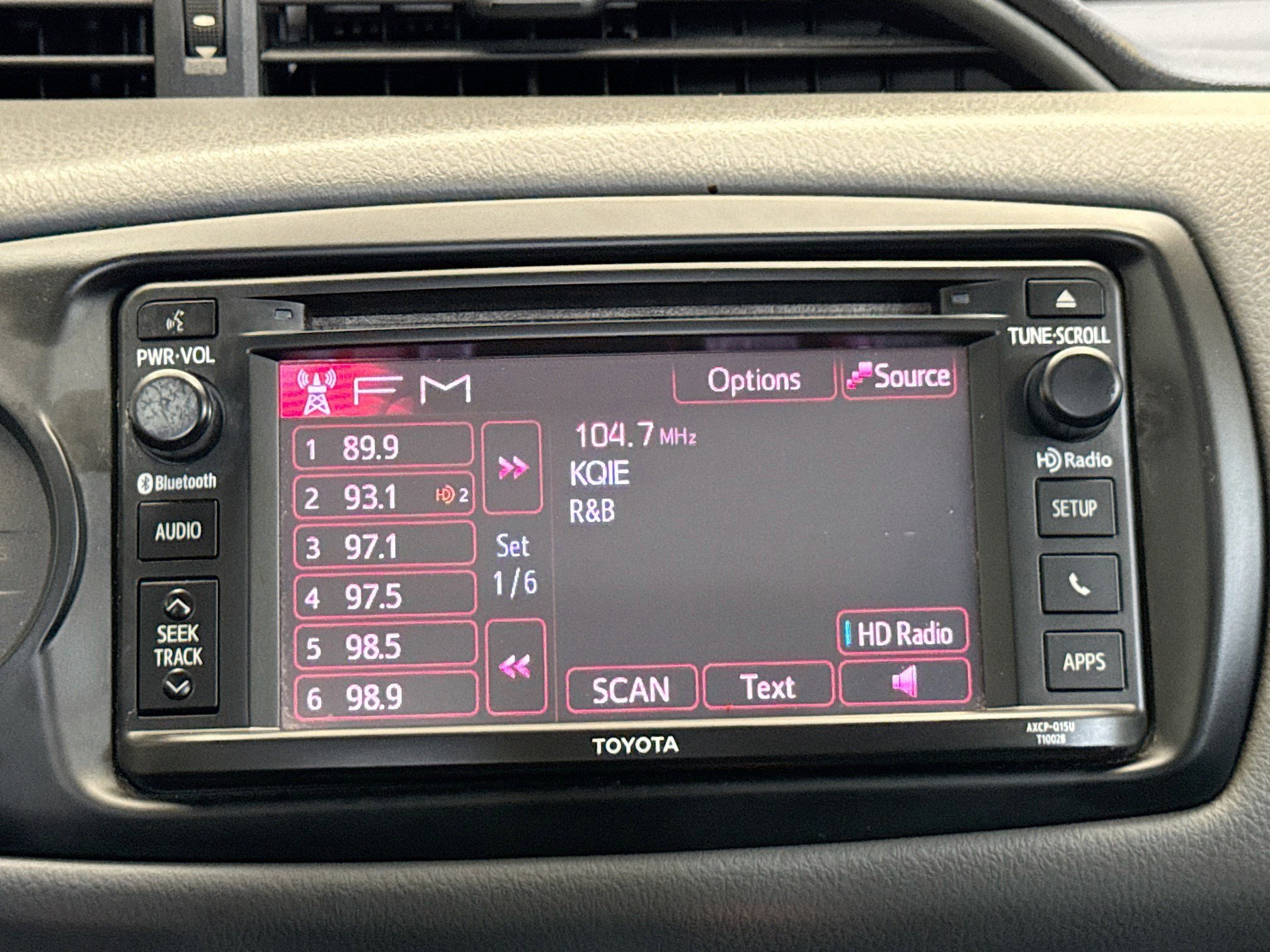 Used 2015 Toyota Yaris L image 9