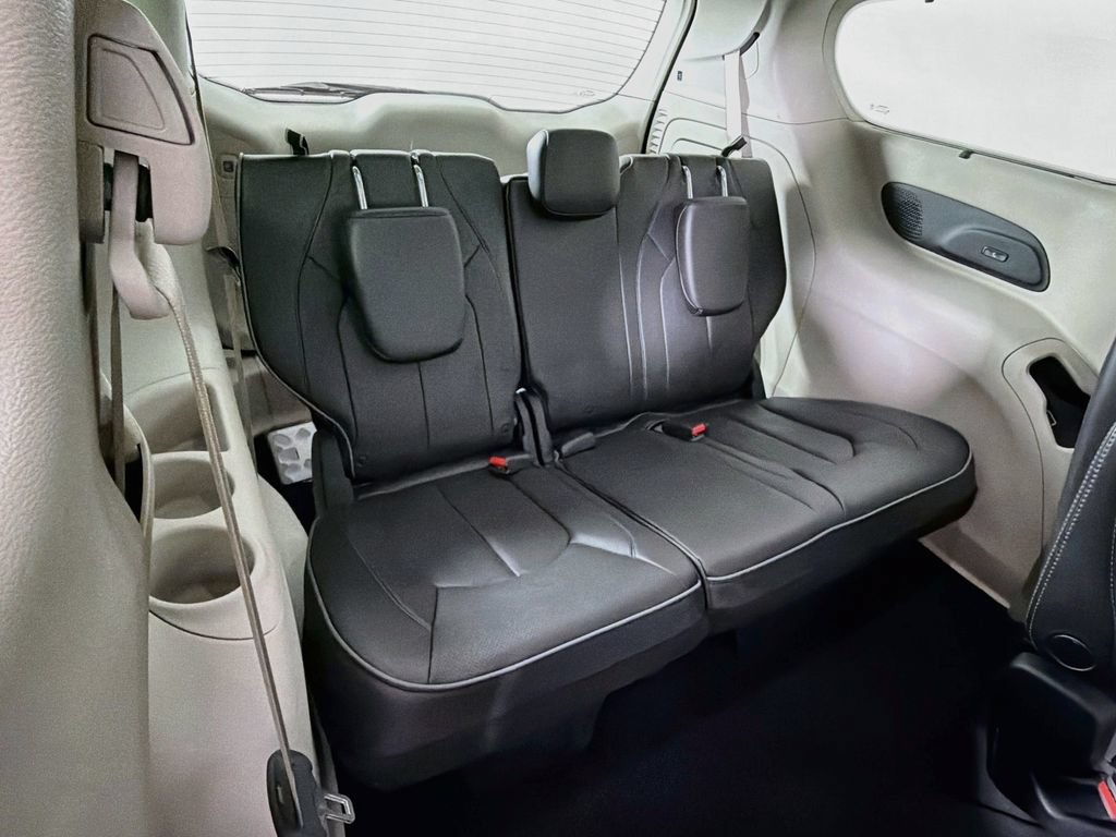 Used 2020 Chrysler Pacifica Limited w/ Advanced Safetytec Group FWD image 28