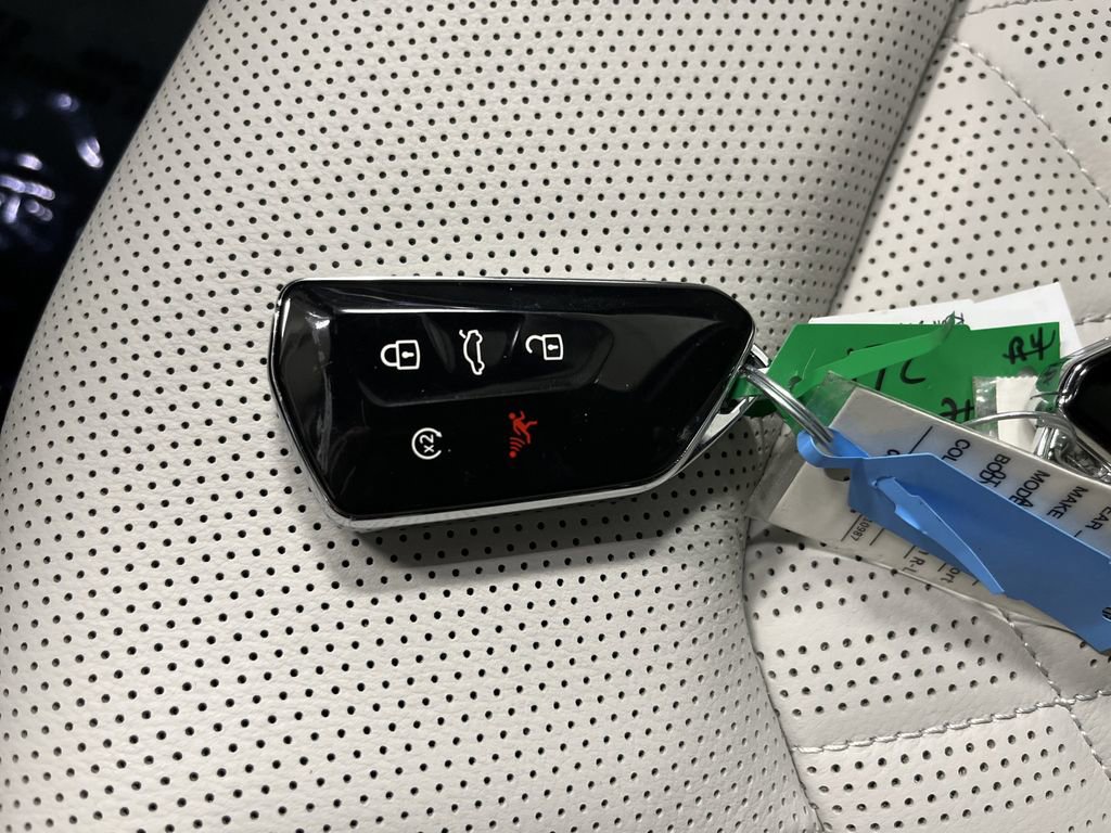 Used 2025 Volkswagen Atlas Cross Sport SEL Premium R-Line image 28