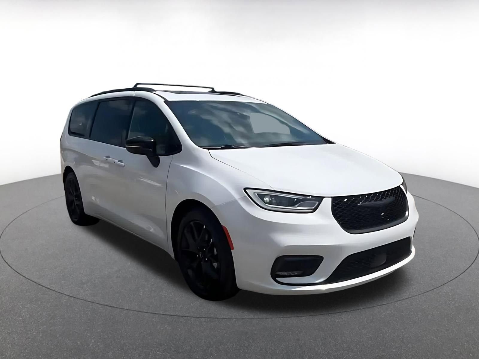 Used 2025 Chrysler Pacifica Limited FWD image 3