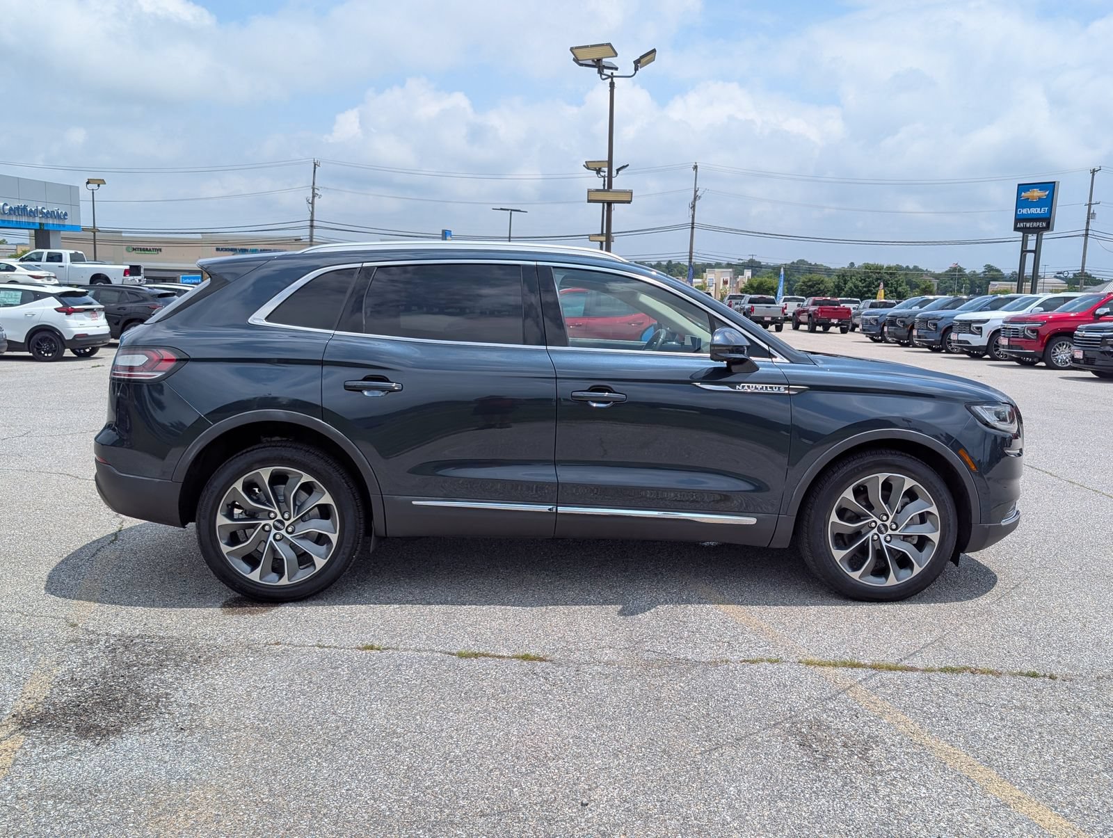 Used 2022 Lincoln Nautilus Reserve AWD/4WD image 2