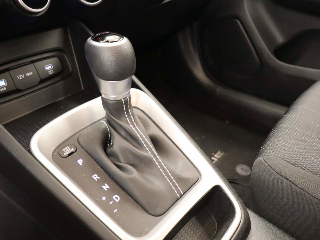 Used 2025 Hyundai Venue SE image 9