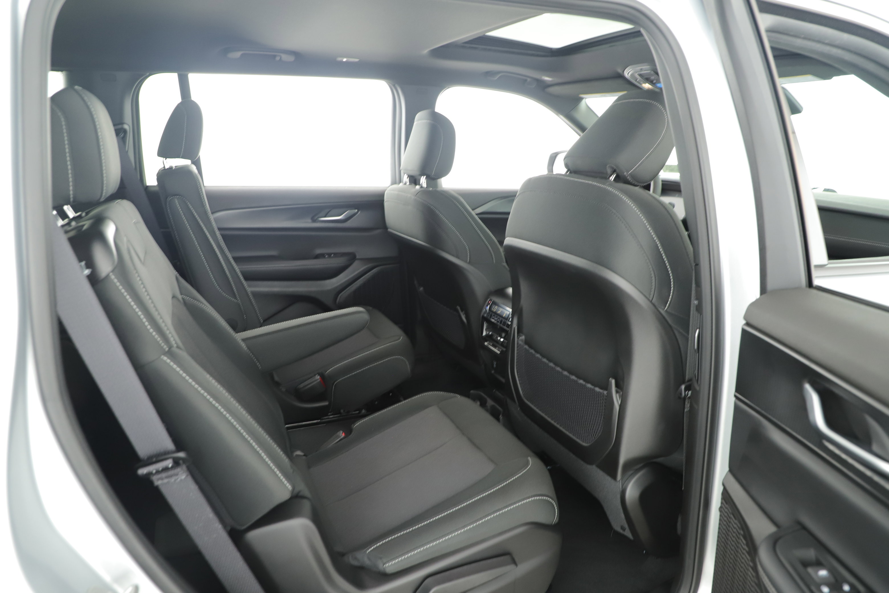 Used 2025 Jeep Grand Cherokee L Laredo w/ Luxury Tech Group I image 22