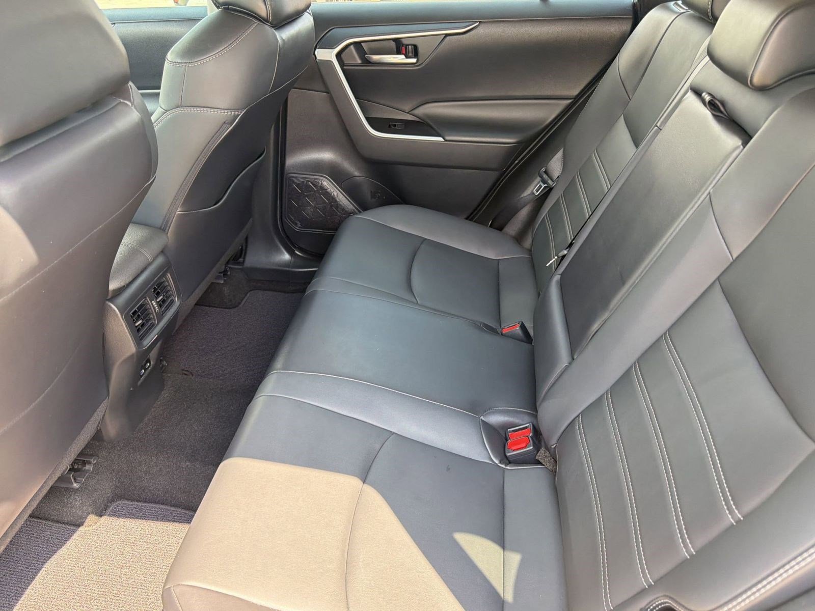 Used 2022 Toyota RAV4 XLE Premium AWD/4WD image 25