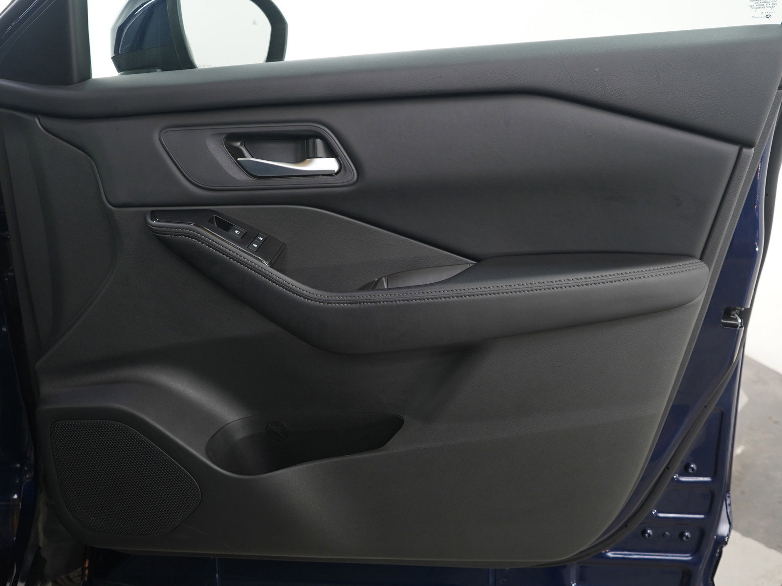 Used 2025 Nissan Rogue SV image 9