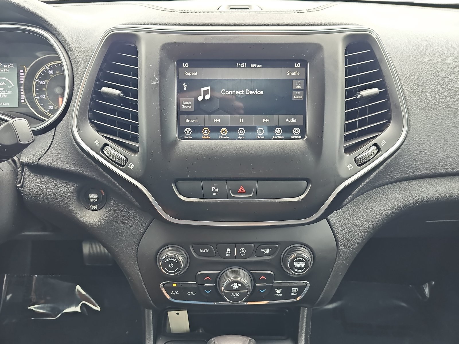 Used 2019 Jeep Cherokee Latitude Plus w/ Comfort/Convenience Group FWD image 20