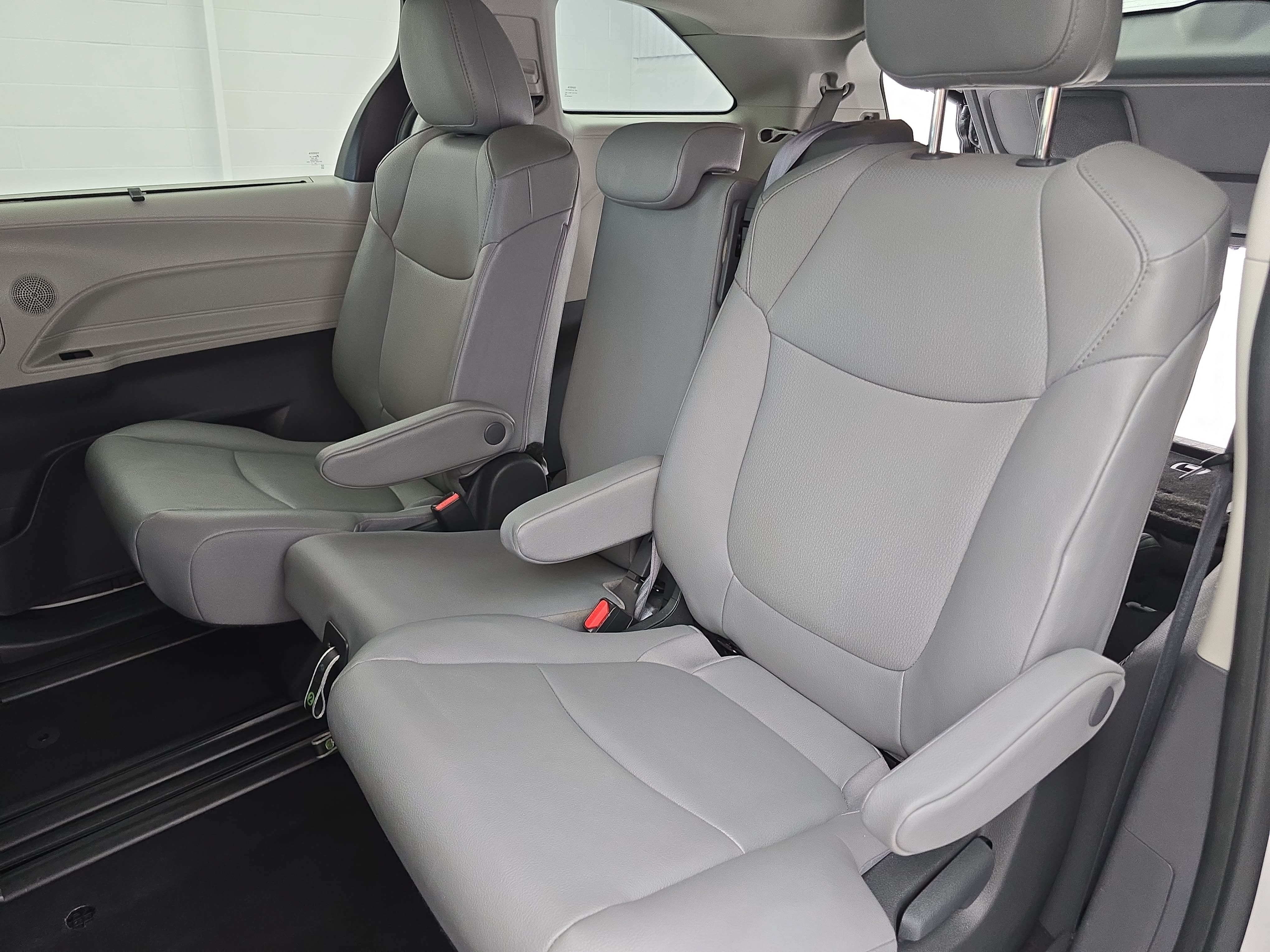 Used 2024 Toyota Sienna XLE FWD image 15