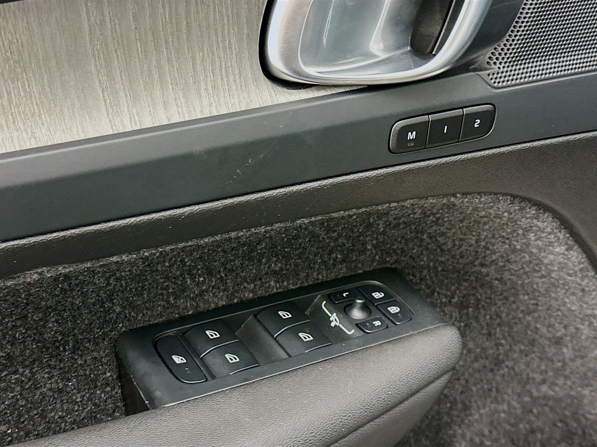 Used 2025 Volvo XC40 B5 Plus image 15