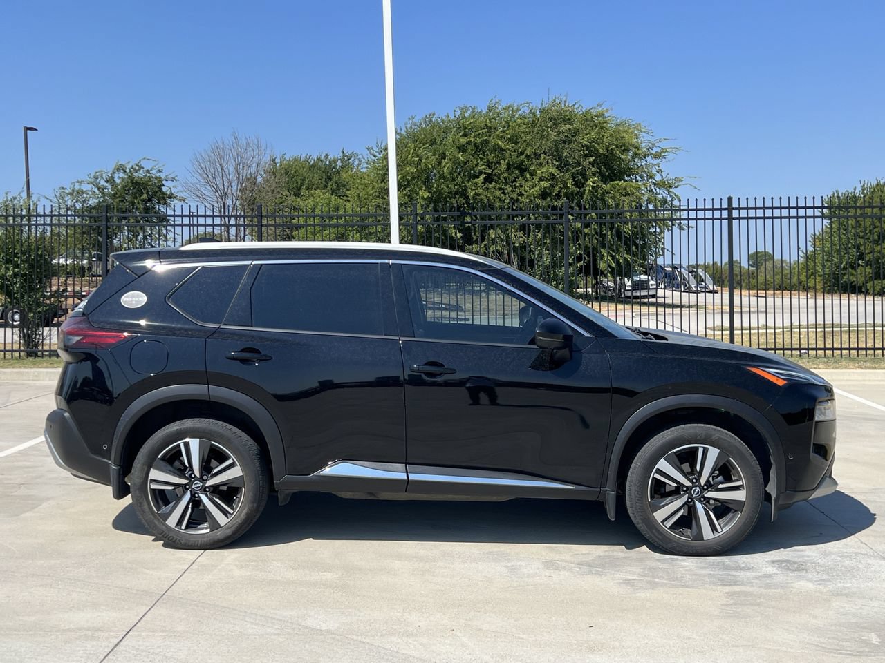 Used 2023 Nissan Rogue Platinum FWD image 3