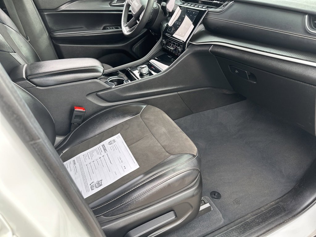 Used 2023 Jeep Grand Cherokee L Laredo image 24