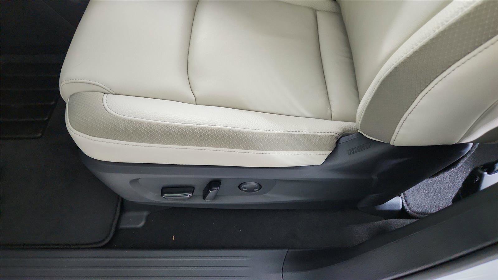 Used 2025 Nissan Pathfinder SL w/ Black Appearance Package image 17