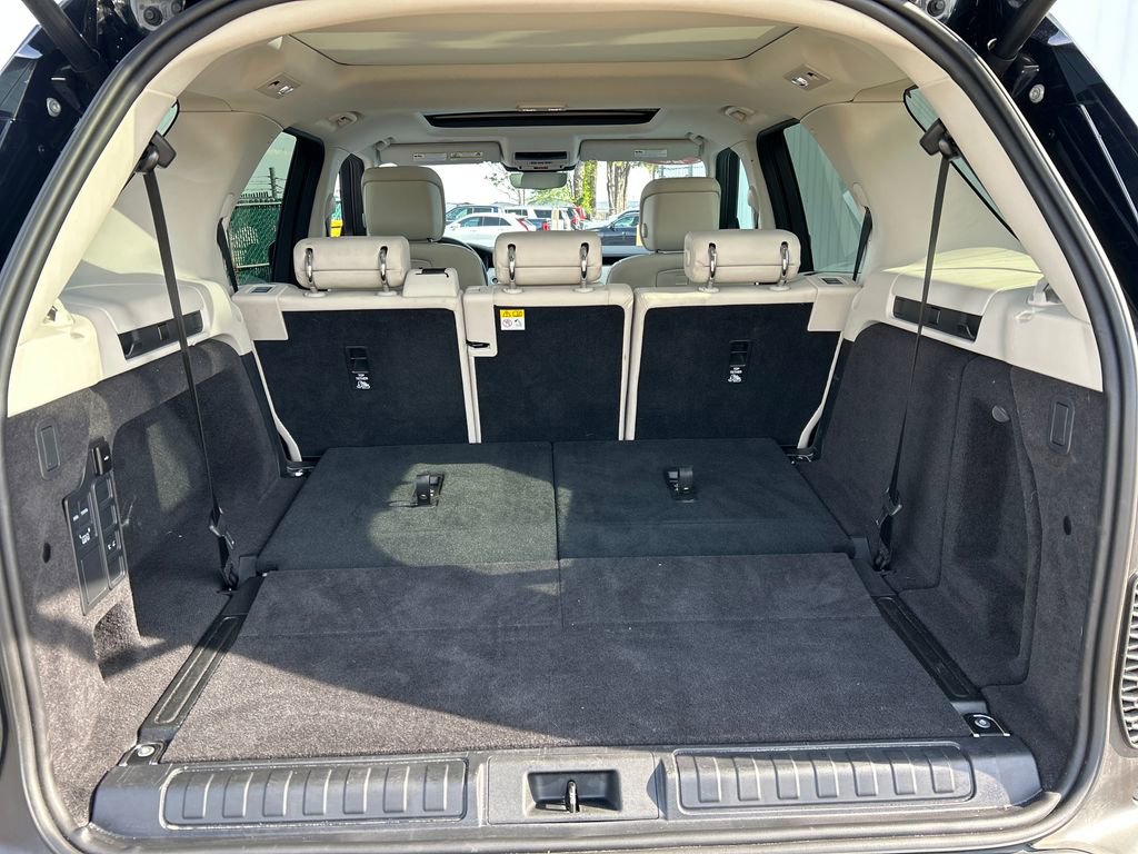 Used 2025 Land Rover Discovery S image 53