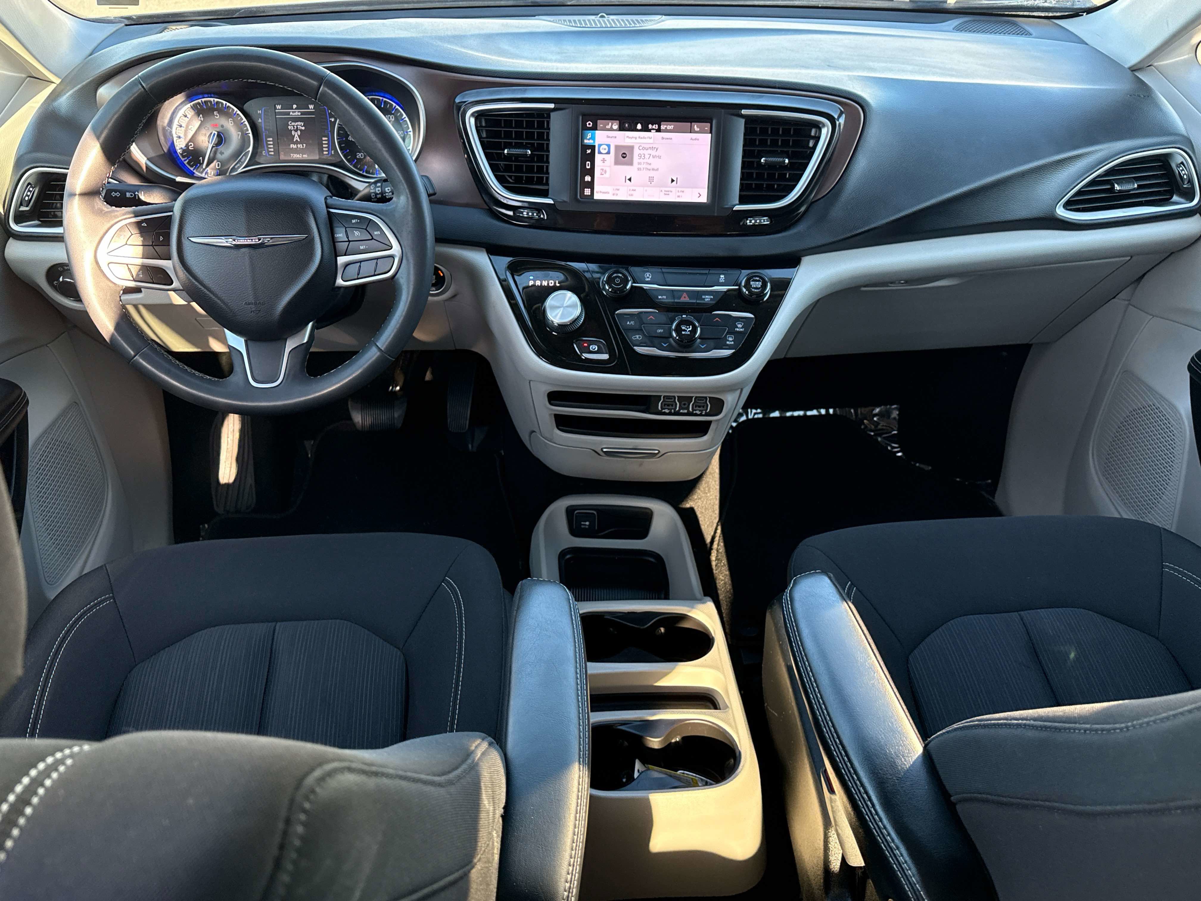 Used 2022 Chrysler Voyager LX image 13