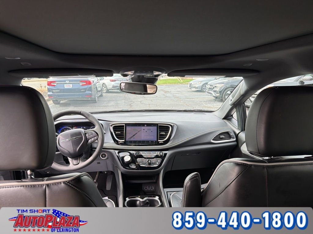 Used 2025 Chrysler Pacifica Limited image 24