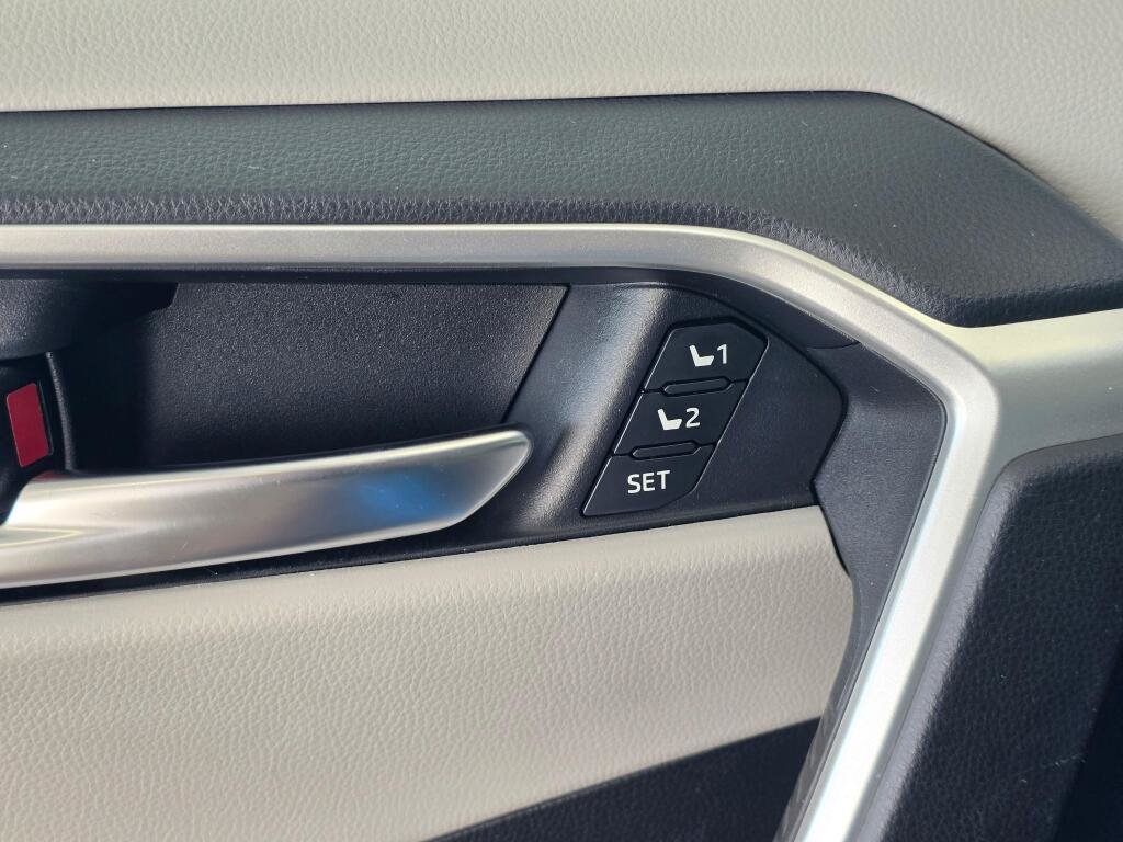 Used 2019 Toyota RAV4 XLE Premium AWD/4WD image 23