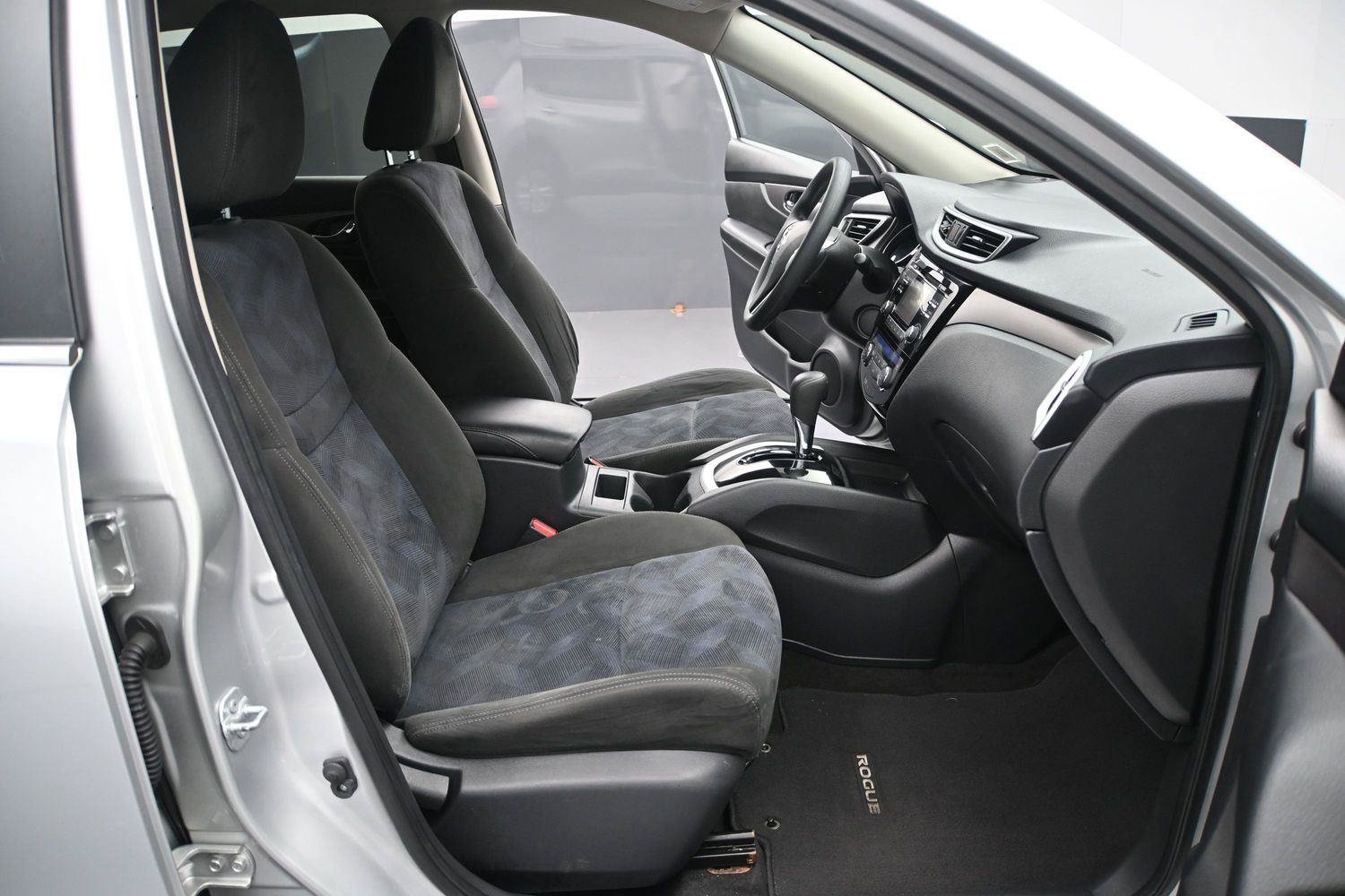 Used 2015 Nissan Rogue SV AWD/4WD image 16