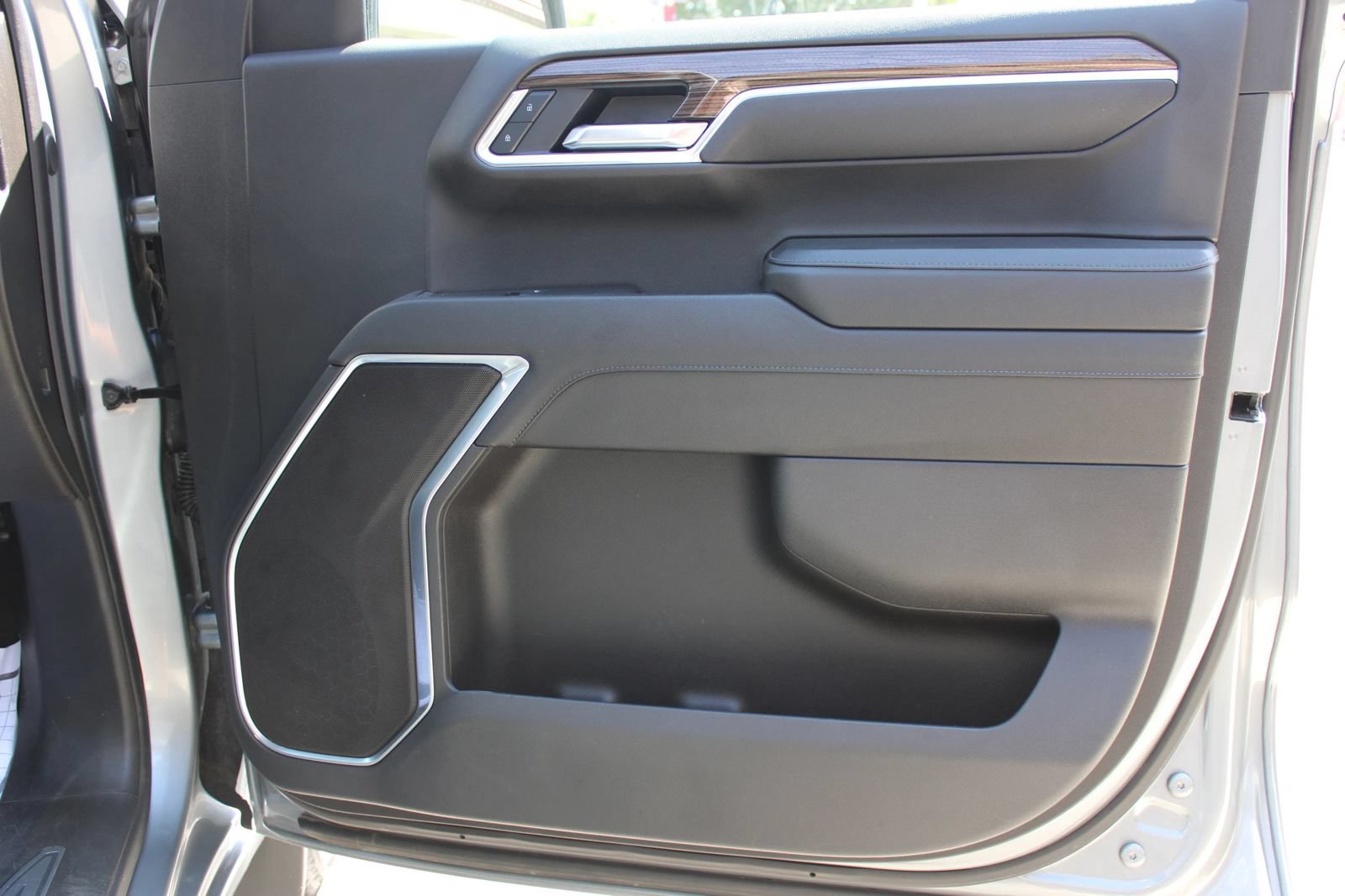 Used 2025 Chevrolet Silverado 1500 LT RWD image 5