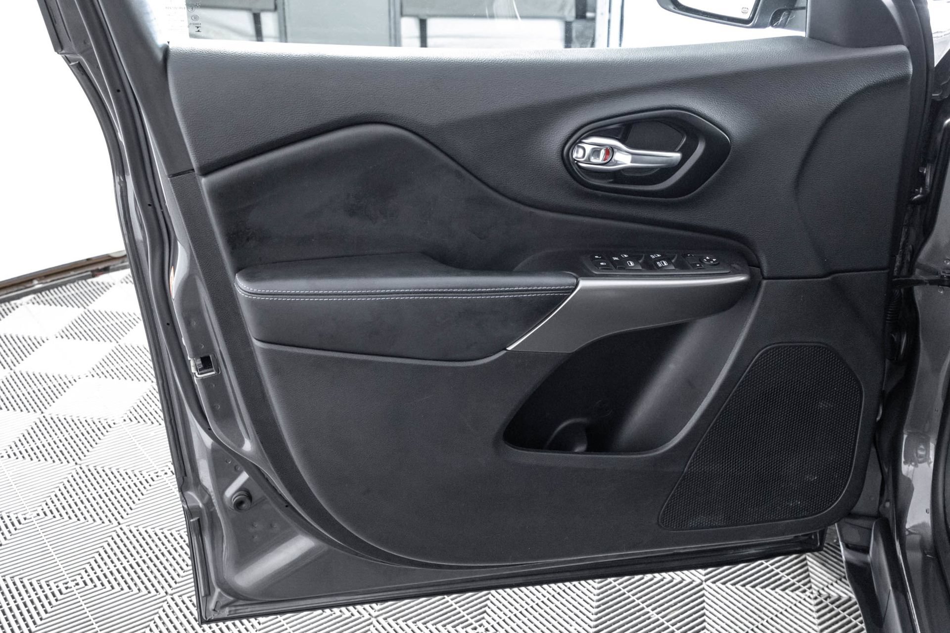 Used 2021 Jeep Cherokee Latitude Plus FWD image 33