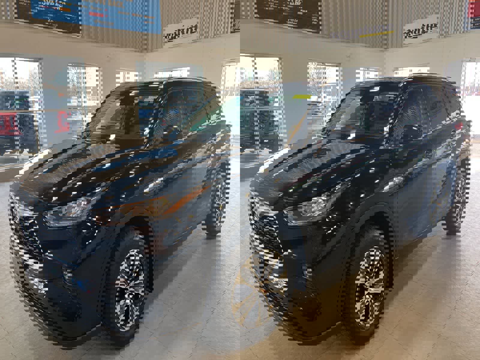 Used 2020 Toyota Highlander XLE AWD/4WD image 1