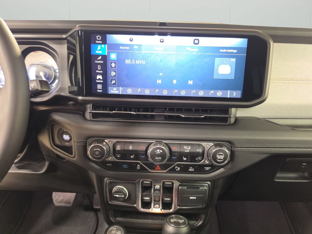 Certified 2025 Jeep Wrangler Unlimited Sahara w/ Safety Group AWD/4WD image 21