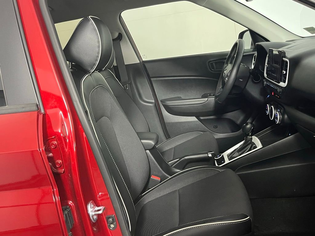 Used 2025 Hyundai Venue Limited image 31