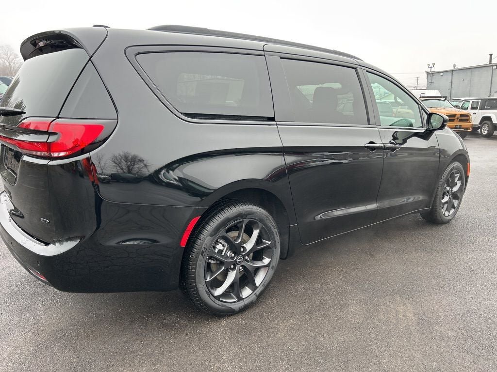 New 2026 Chrysler Pacifica Select AWD/4WD image 5