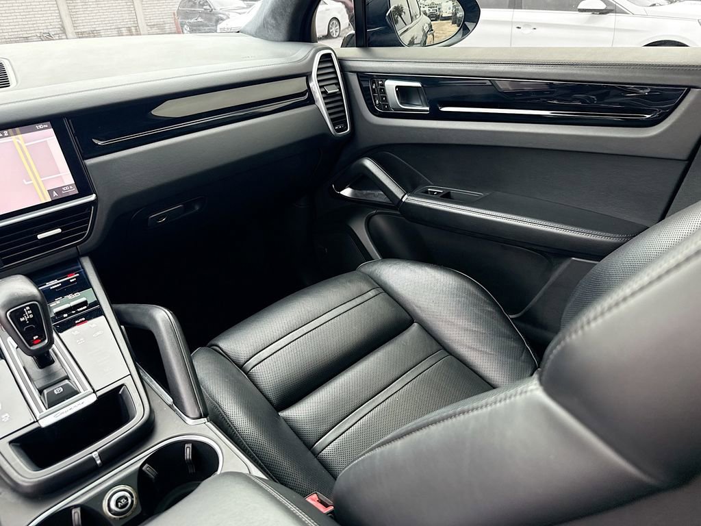 Used 2019 Porsche Cayenne Turbo w/ Premium Plus Package image 26