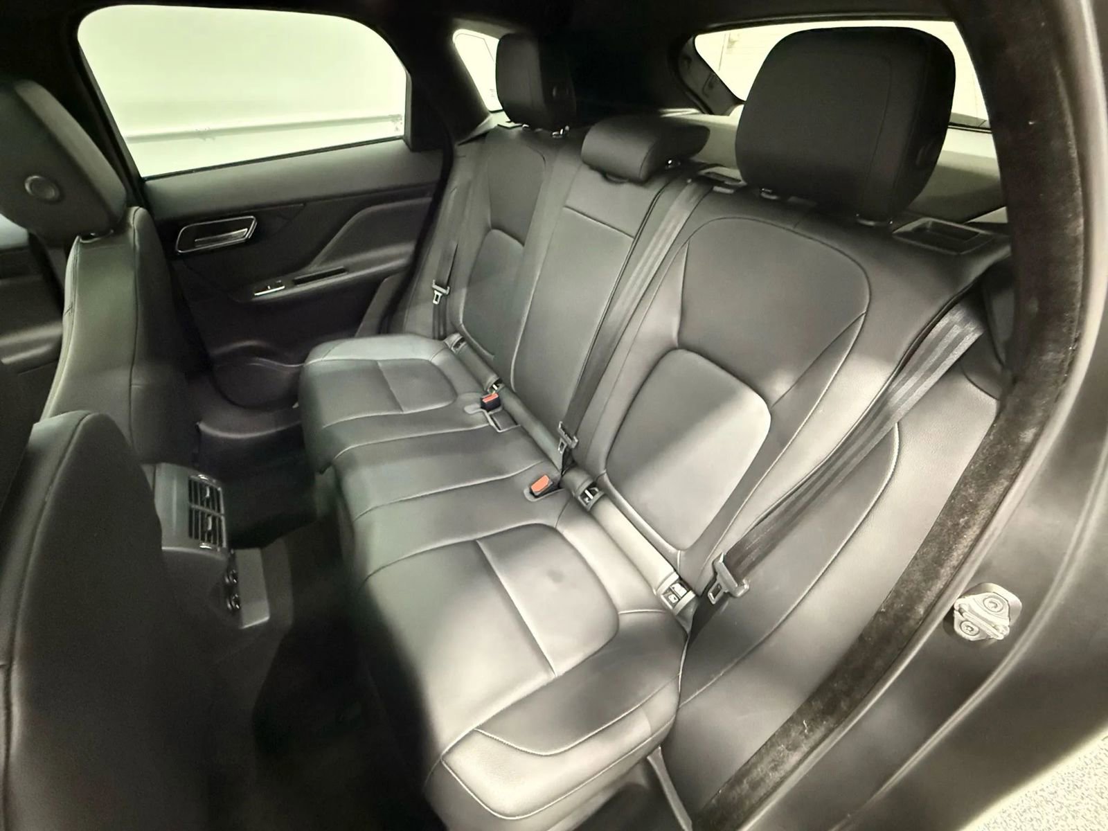 Used 2019 Jaguar F-PACE Premium image 38