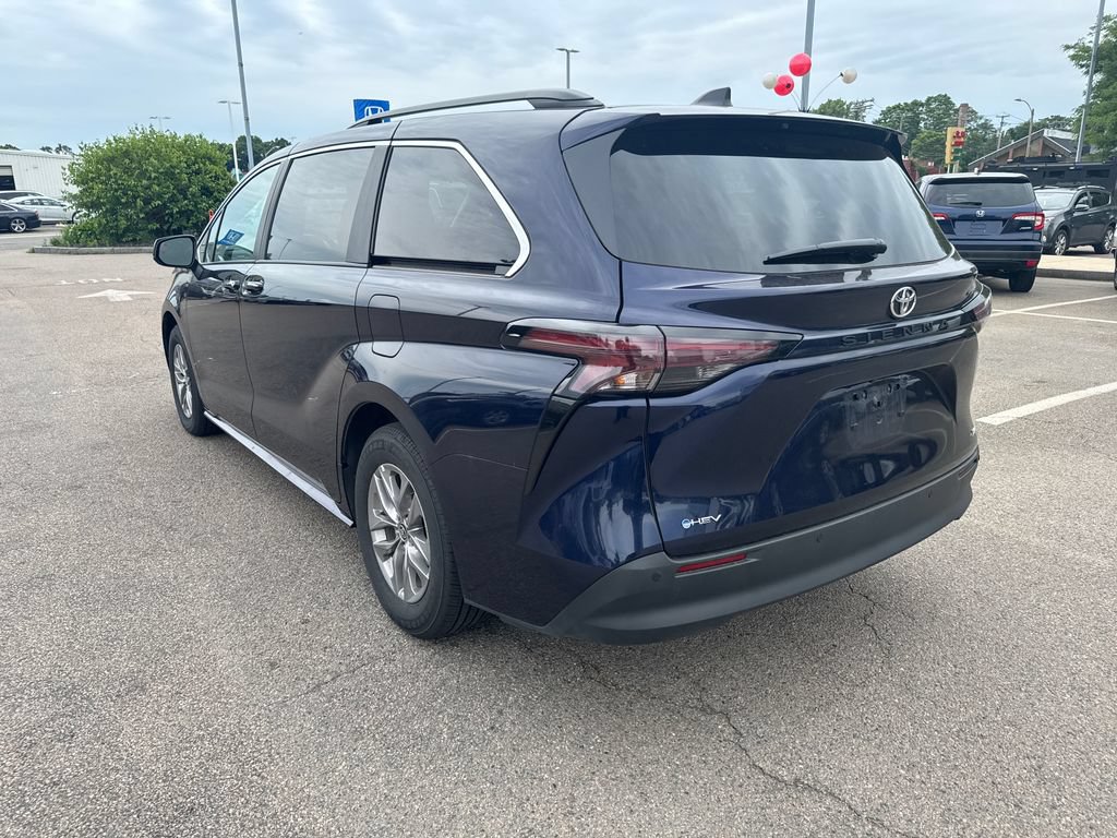 Used 2026 Toyota Sienna XLE FWD image 5