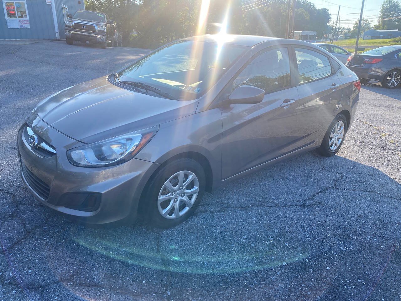 Used 2014 Hyundai Accent GLS FWD image 2