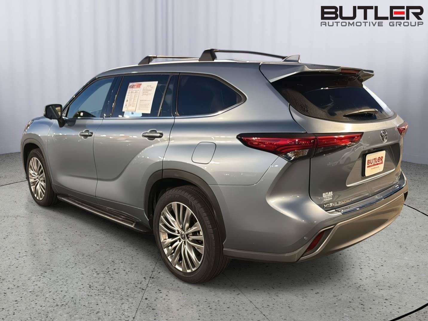 Used 2023 Toyota Highlander Platinum FWD image 4