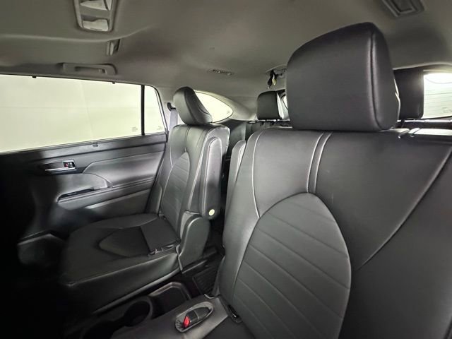 Used 2023 Toyota Highlander XLE image 18