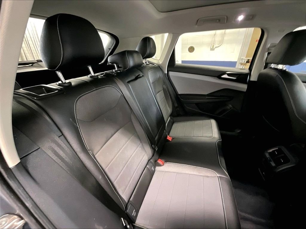 Used 2022 Volkswagen Taos SE w/ Panoramic Sunroof Package AWD/4WD image 16