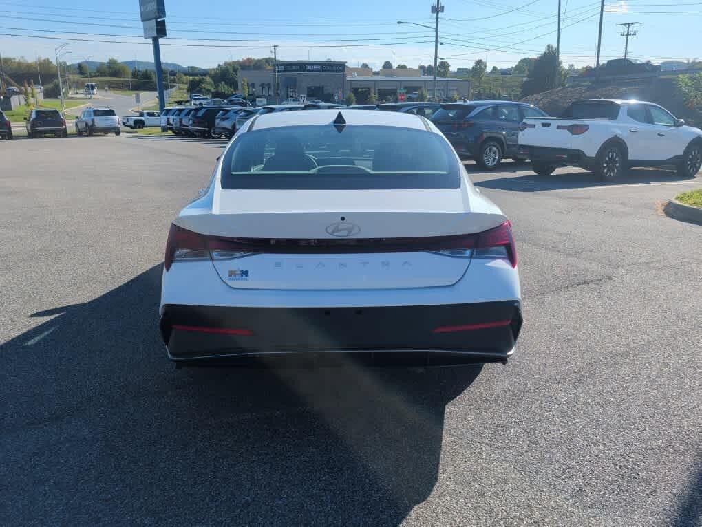 New 2026 Hyundai Elantra SE FWD image 17
