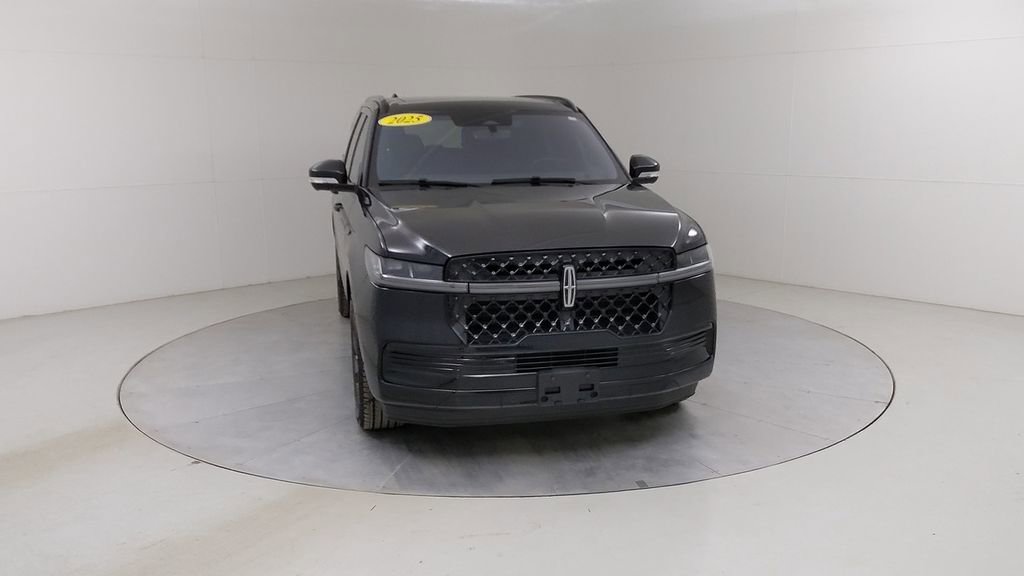 Used 2025 Lincoln Navigator Reserve w/ Jet Appearance Package image 11