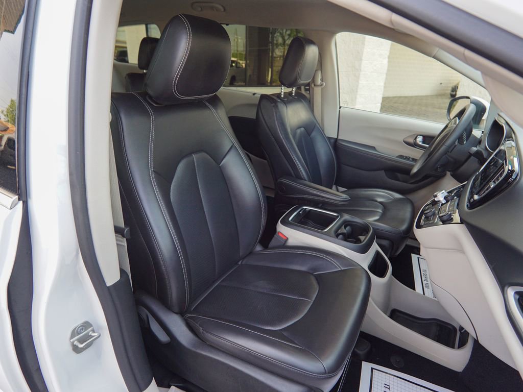 Used 2023 Chrysler Pacifica Touring-L FWD image 32