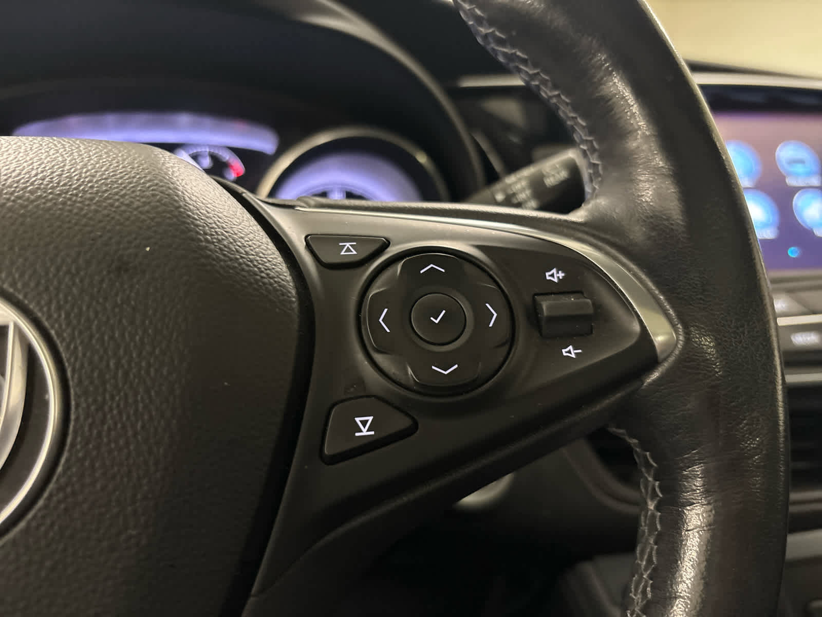 Used 2019 Buick Envision Essence image 25