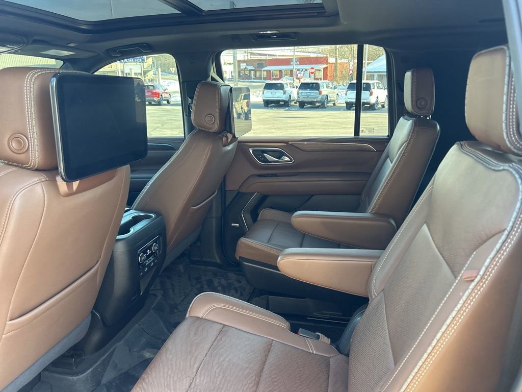 Used 2024 Chevrolet Suburban High Country w/ Advanced Technology Package image 17