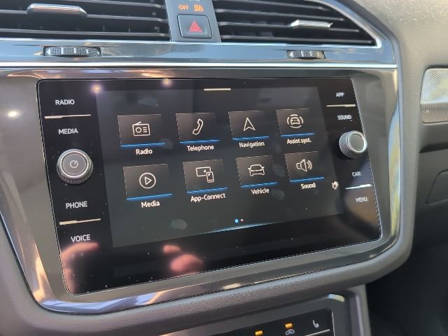 Used 2022 Volkswagen Tiguan SE w/ Panoramic Sunroof Package image 13