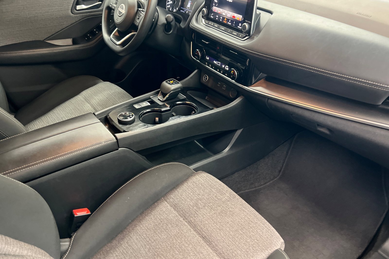 Used 2022 Nissan Rogue SV image 14