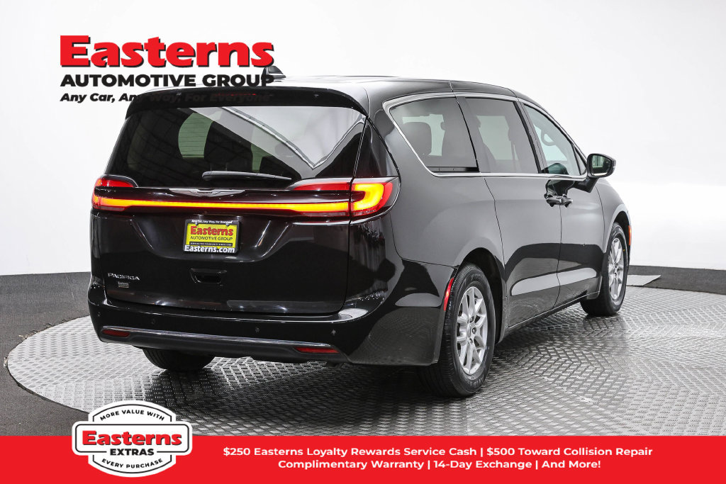 Used 2023 Chrysler Pacifica Touring-L FWD image 6