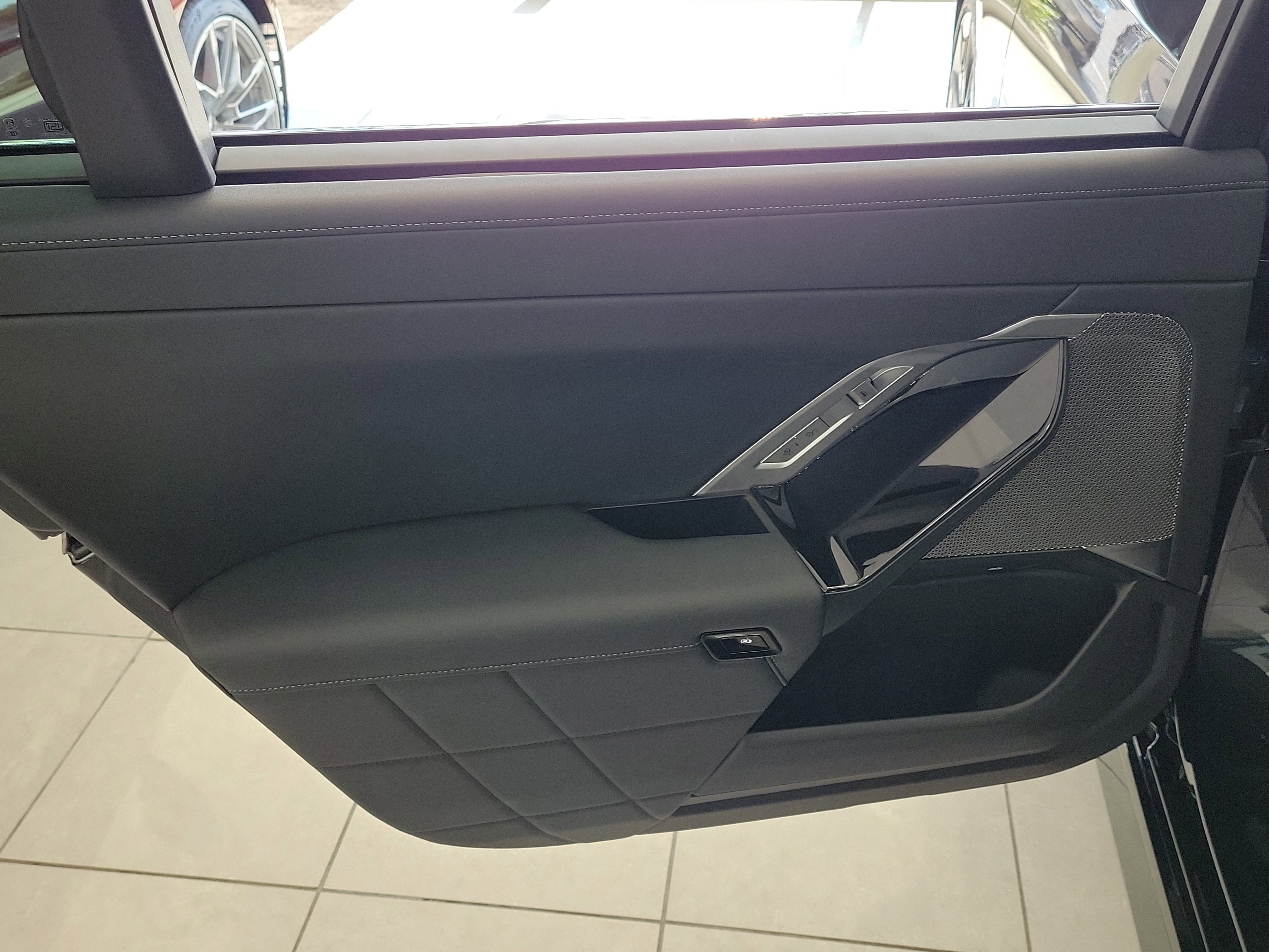 Used 2025 BMW 740i w/ Premium Package RWD image 9