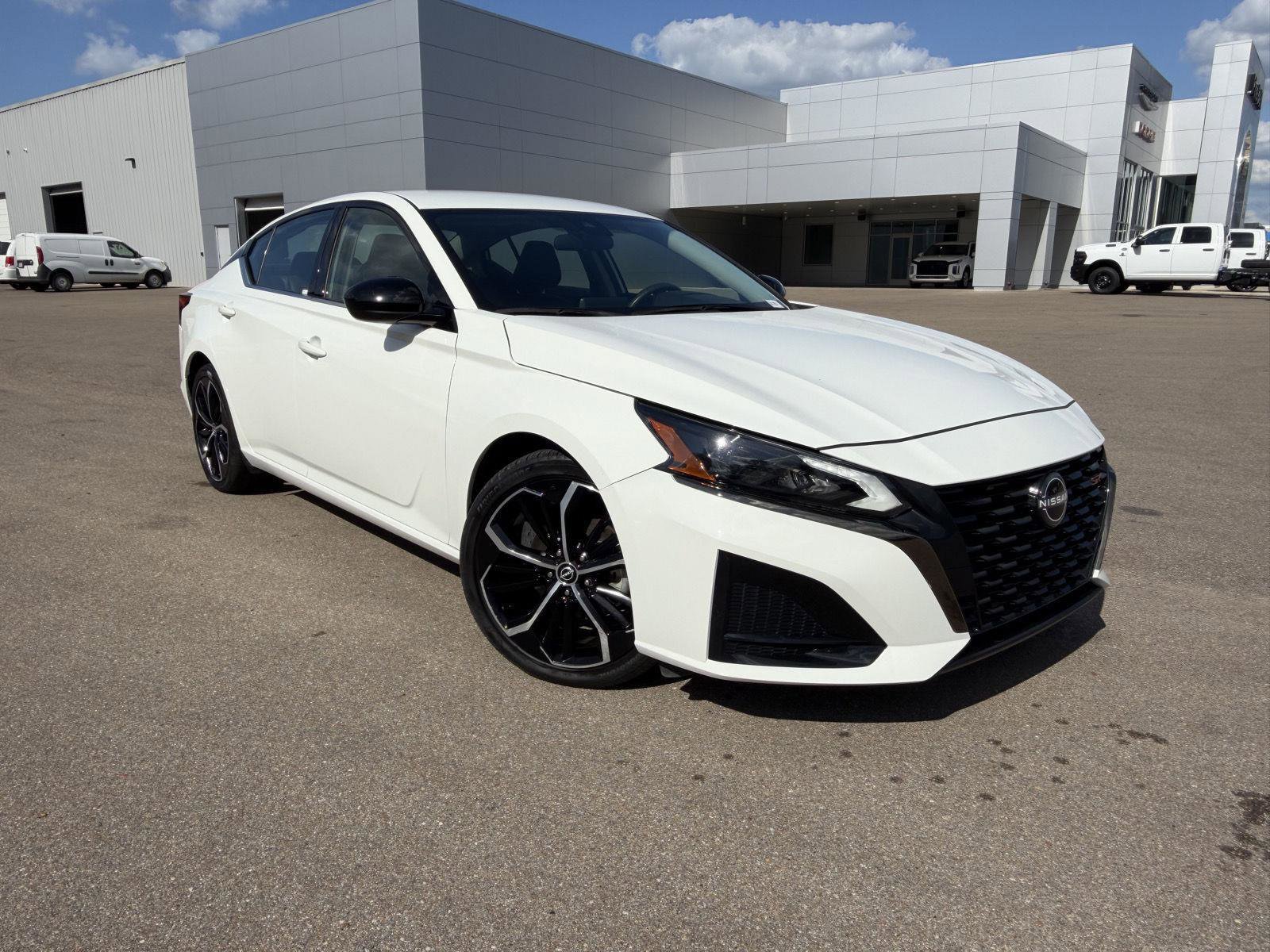Used 2024 Nissan Altima 2.5 SR FWD image 3
