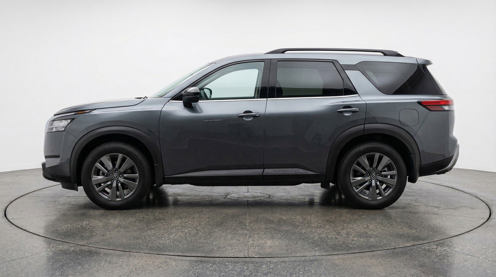 Used 2025 Nissan Pathfinder SV image 5