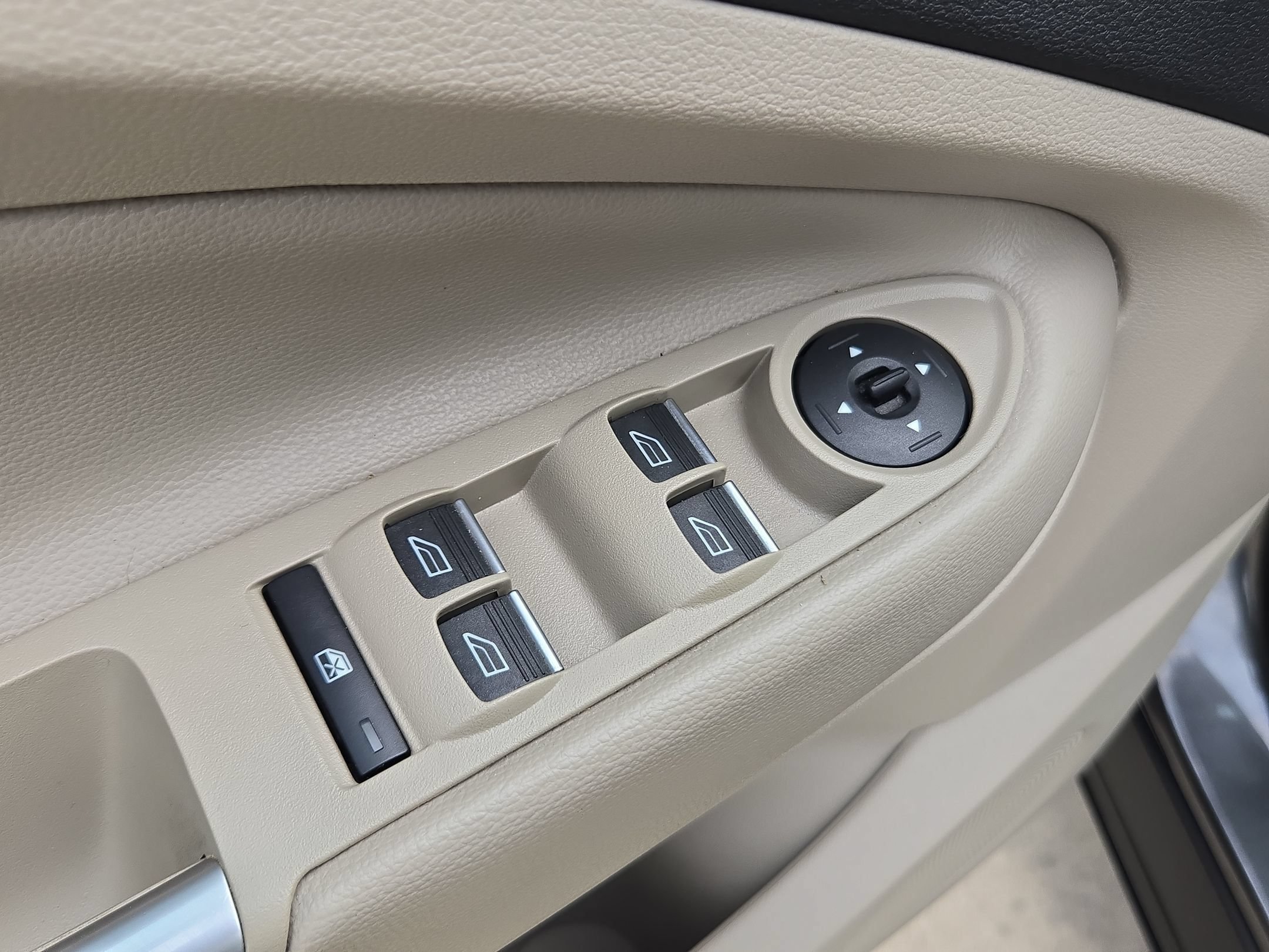 Used 2019 Ford Escape Titanium AWD/4WD image 12