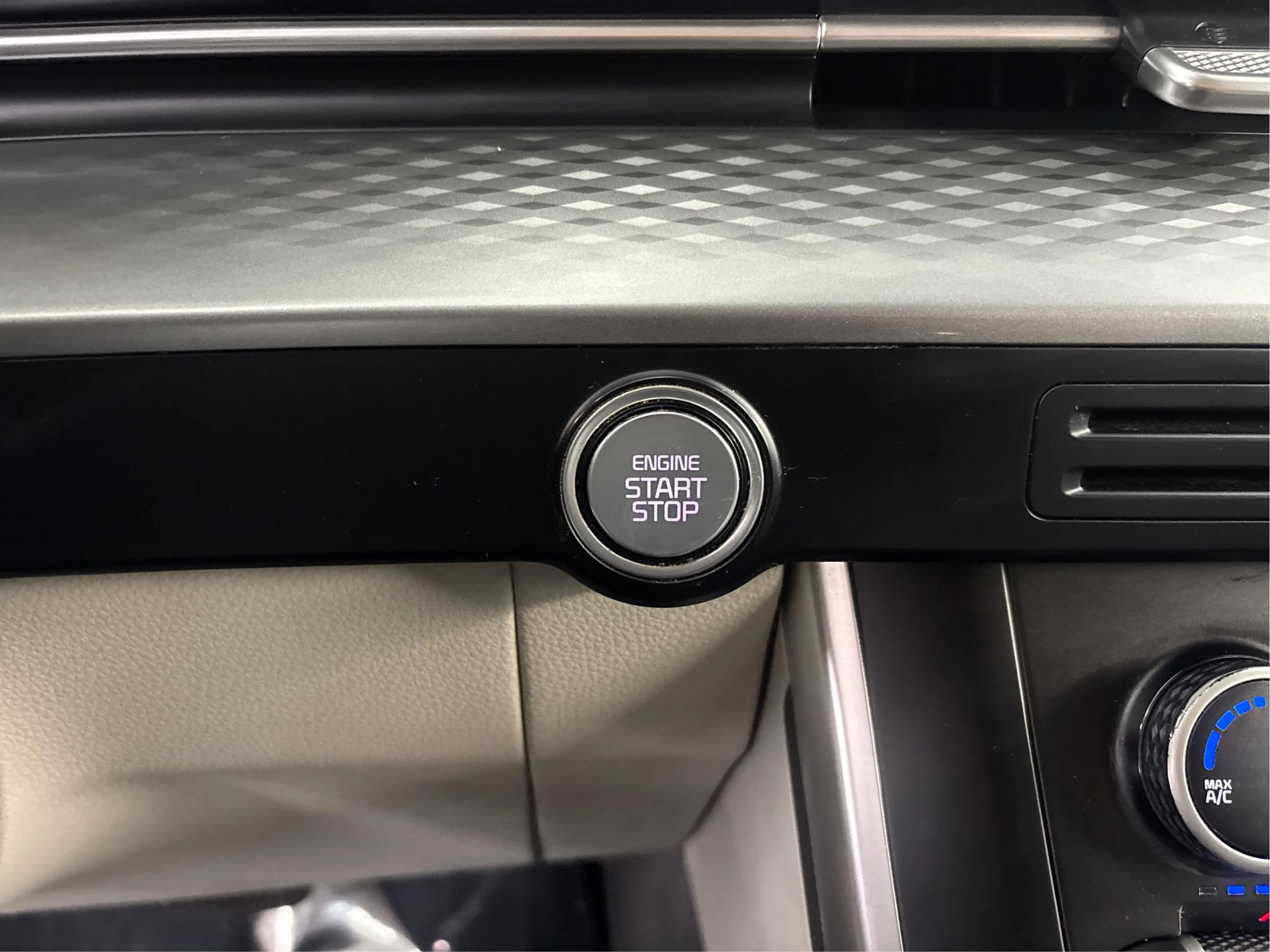 Used 2022 Kia Carnival LX FWD image 36