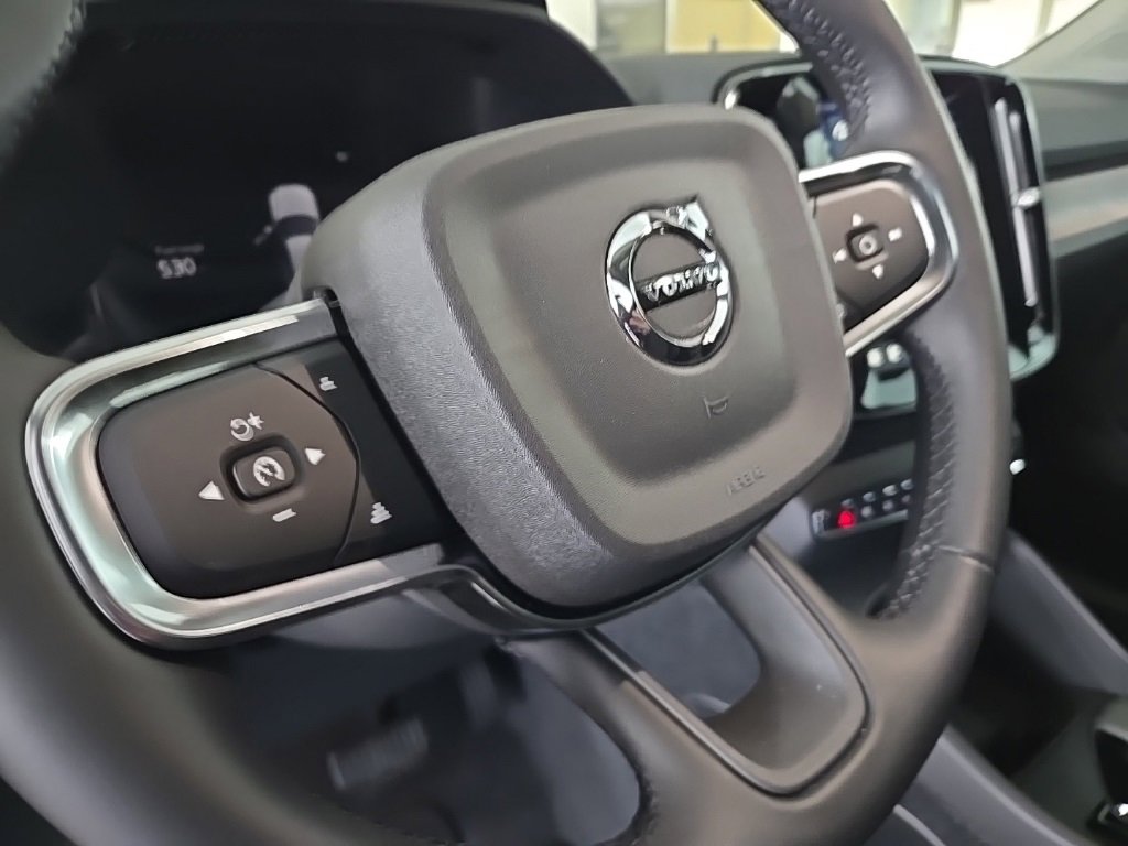 Certified 2025 Volvo XC40 B5 Core image 16