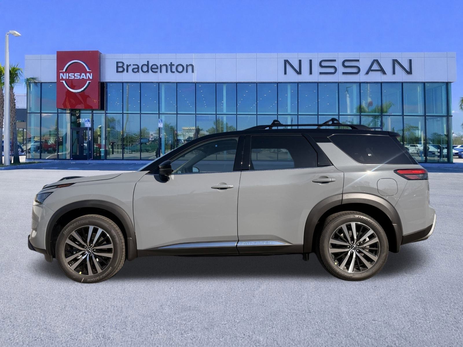 New 2025 Nissan Pathfinder Platinum image 3